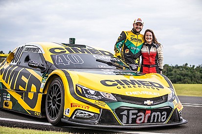 Única piloto de drift do Brasil testa Stock Car ao lado de Fraga
