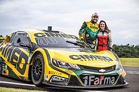 Única piloto de drift do Brasil testa Stock Car ao lado de Fraga