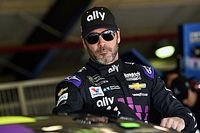 Jimmie Johnson manda en la primera práctica en Texas con Suárez en 16°