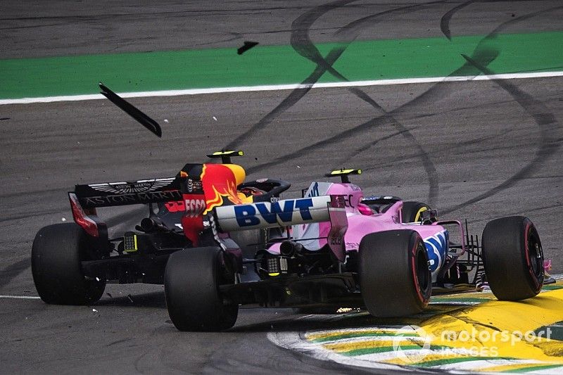 El l&iacute;der Max Verstappen, Red Bull Racing RB14 choca con Esteban Ocon, Racing Point Force India VJM11 