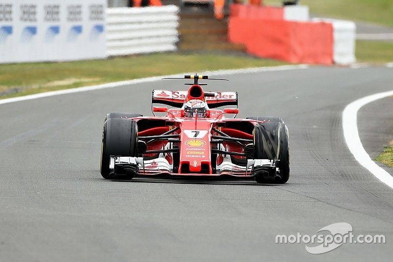Kimi Raikkonen, Ferrari SF70H, con un neum&aacute;tico delantero da&ntilde;ado