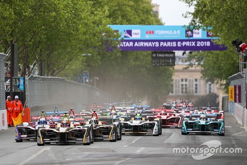 Start of race with Jean-Eric Vergne, Techeetah, leading Sam Bird, DS Virgin Racing, Andre Lotterer, Techeetah, Maro Engel, Venturi Formula E Team