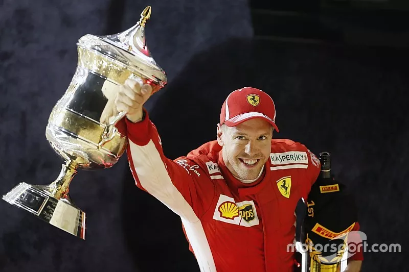 Sebastian Vettel, Ferrari, 1 &deg; puesto, celebra con su trofeo