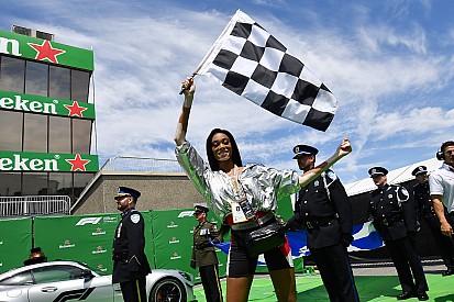 La modelo Winnie Harlow y la bandera a cuadros de la F1