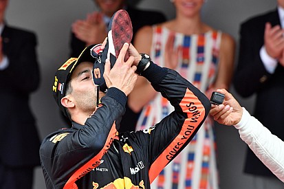 Ricciardo parti közben, cipőivással: videó
