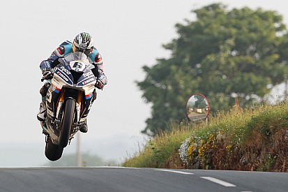 Isle of Man TT: Dunlop, Superbike zaferini Kneen'e adadı