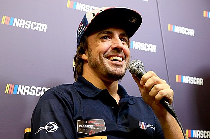 Alonso admite interés en hacer un test en NASCAR