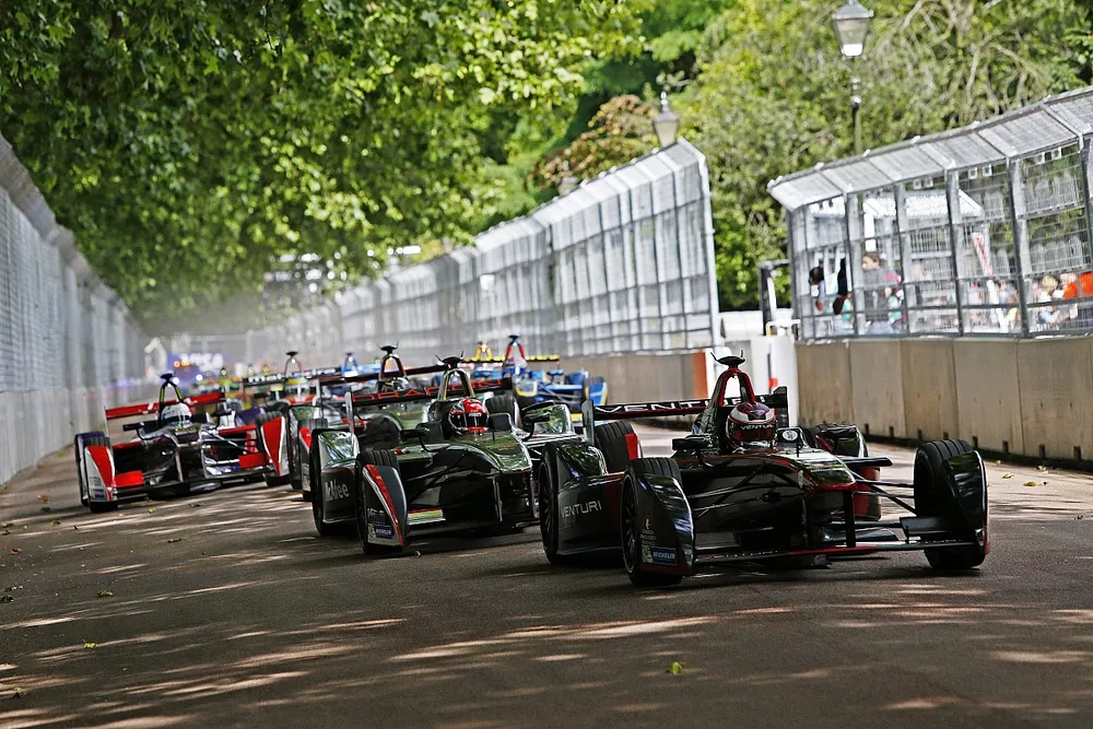 Start: St&eacute;phane Sarrazin, Venturi leads