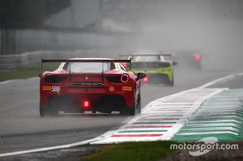 Acquazzone a Monza, il maltempo provoca la bandiera rossa alle Finali Mondiali Ferrari
