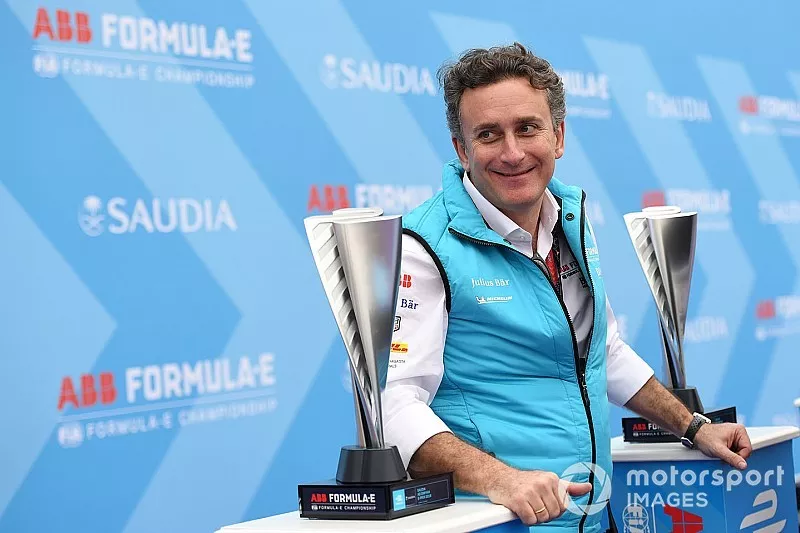 Alejandro Agag, CEO de F&oacute;rmula E en el podio 