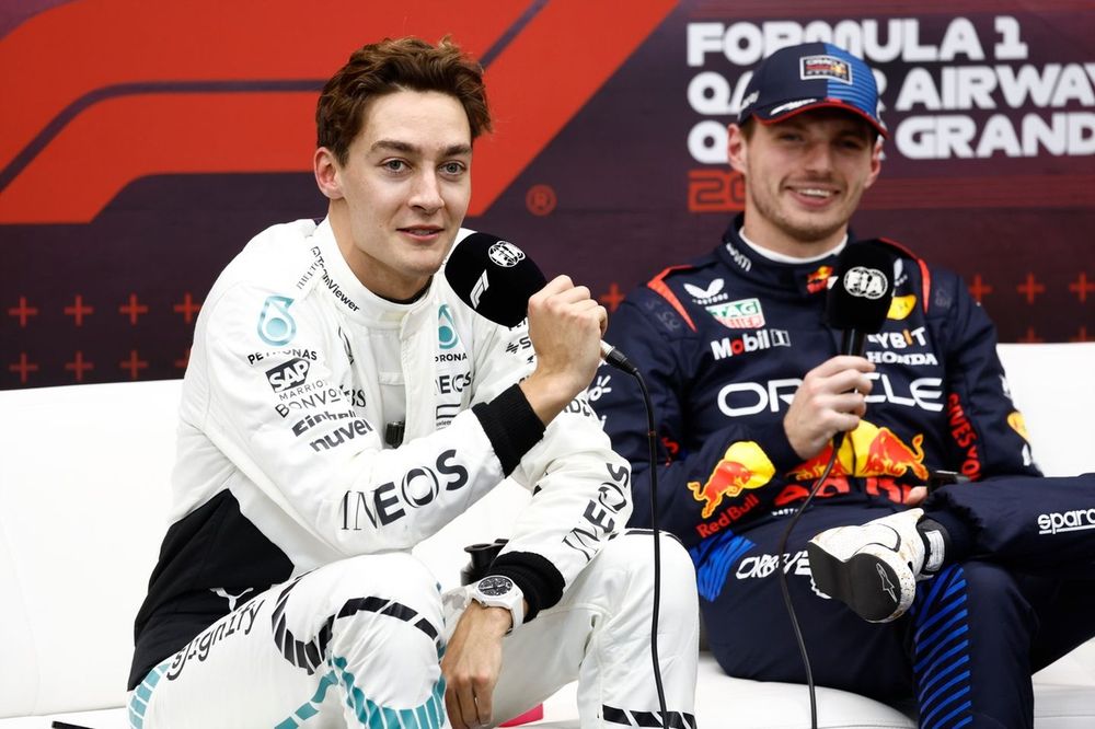 George Russell, Mercedes-AMG F1 Team, pole man Max Verstappen, Red Bull Racing, in de persconferentie na de kwalificatie 