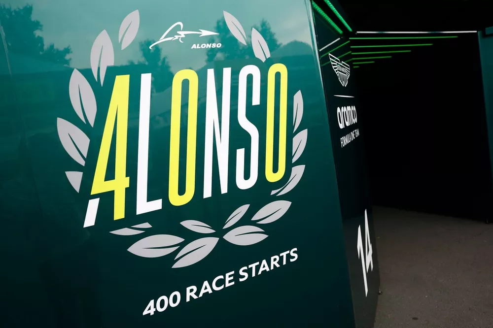 Fernando Alonso, Aston Martin F1 Team 400 courses bannière dans le garage