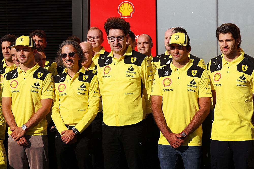 Charles Leclerc, Ferrari, junto a Laurent Mekies, Director de Carrera, Ferrari, Mattia Binotto, Director de Equipo, Ferrari, Carlos Sainz, Ferrari, Antonio Giovinazzi, piloto reserva, Ferrari