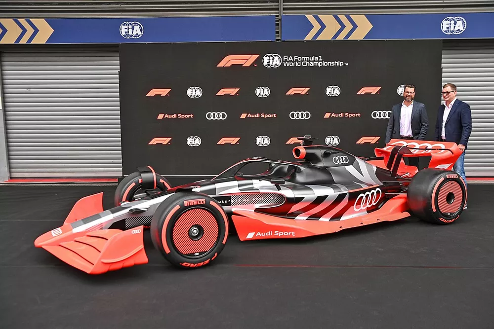 Oliver Hoffmann, responsabile dello sviluppo tecnico di Audi Sport GmbH, con Markus Duesmann, presidente del consiglio di amministrazione di Audi AG, con la concept car Audi Sport