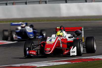 Schumacher presiona a Ticktum logrando la pole para la segunda carrera