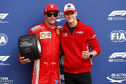 Mick Schumacher az időmérő-győztes Räikkönen mellett Monzában