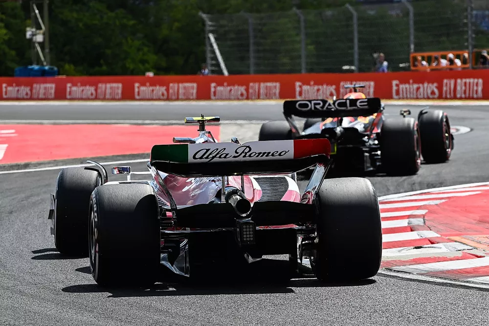 Max Verstappen, Red Bull Racing RB18, Zhou Guanyu, Alfa Romeo C42