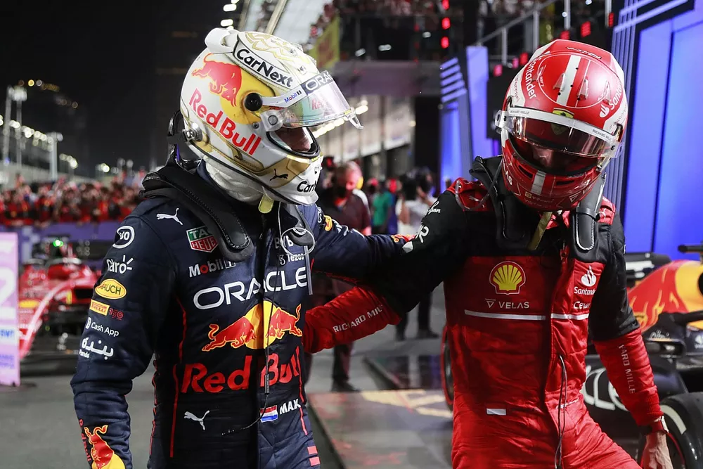 Ganador Max Verstappen, Red Bull Racing, segundo lugar Charles Leclerc, Ferrari, se felicitan mutuamente en el Parc Ferme
