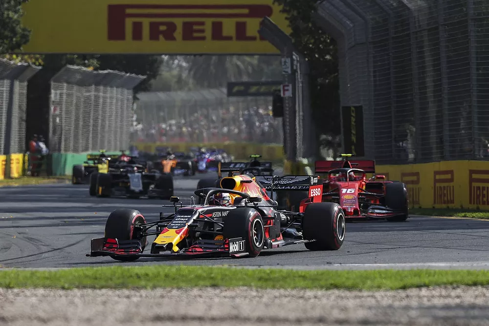 Max Verstappen, Red Bull Racing RB15, devant Charles Leclerc, Ferrari SF90, et Kevin Magnussen, Haas F1 Team VF-19