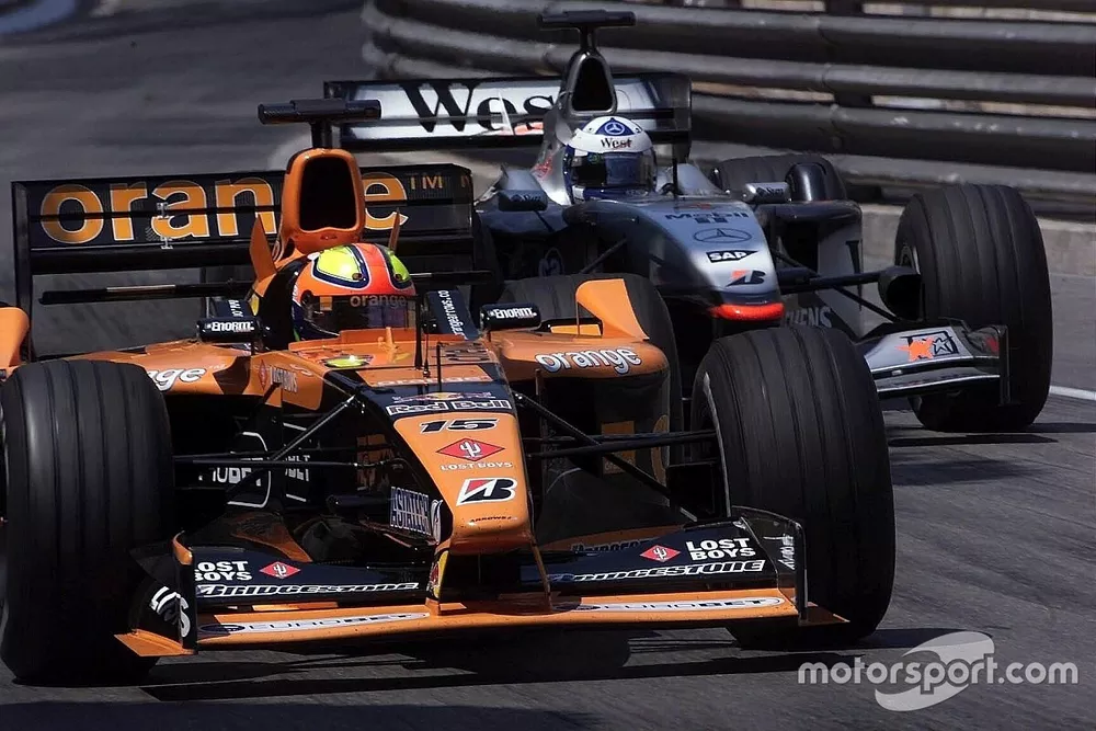 Enrique Bernoldi, Arrows A22 Asiatech devant David Coulthard, Mclaren MP4-16