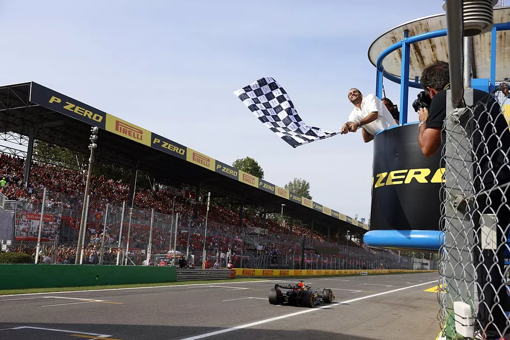 Max Verstappen, Red Bull Racing RB19, 1st position, takes the chequered flag