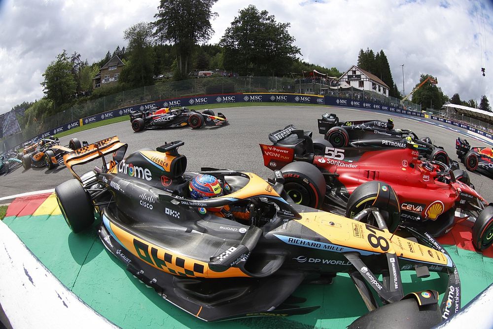 Carlos Sainz, Ferrari SF-23, Oscar Piastri, McLaren MCL60, collide at the start