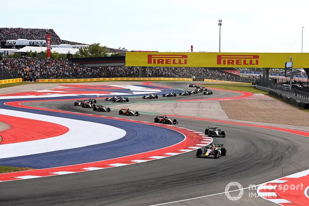Max Verstappen, Red Bull Racing RB19, Lewis Hamilton, Mercedes F1 W14, Charles Leclerc, Ferrari SF-23, Lando Norris, McLaren MCL60, the rest of the field on the opening lap