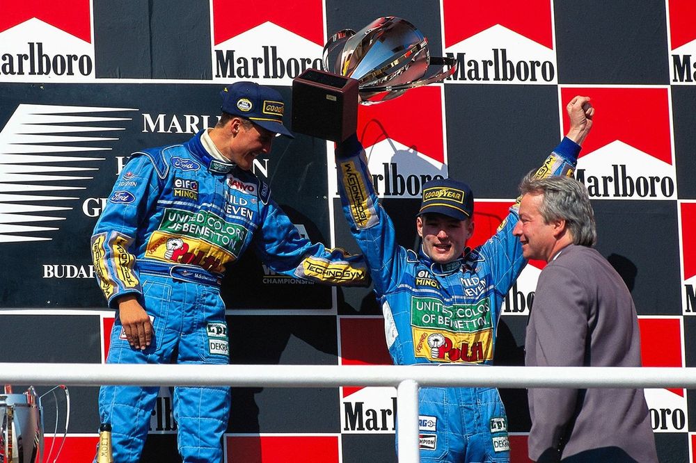 P&oacute;dio: vencedor da corrida Michael Schumacher, Benetton, terceiro lugar Jos Verstappen, Benetton