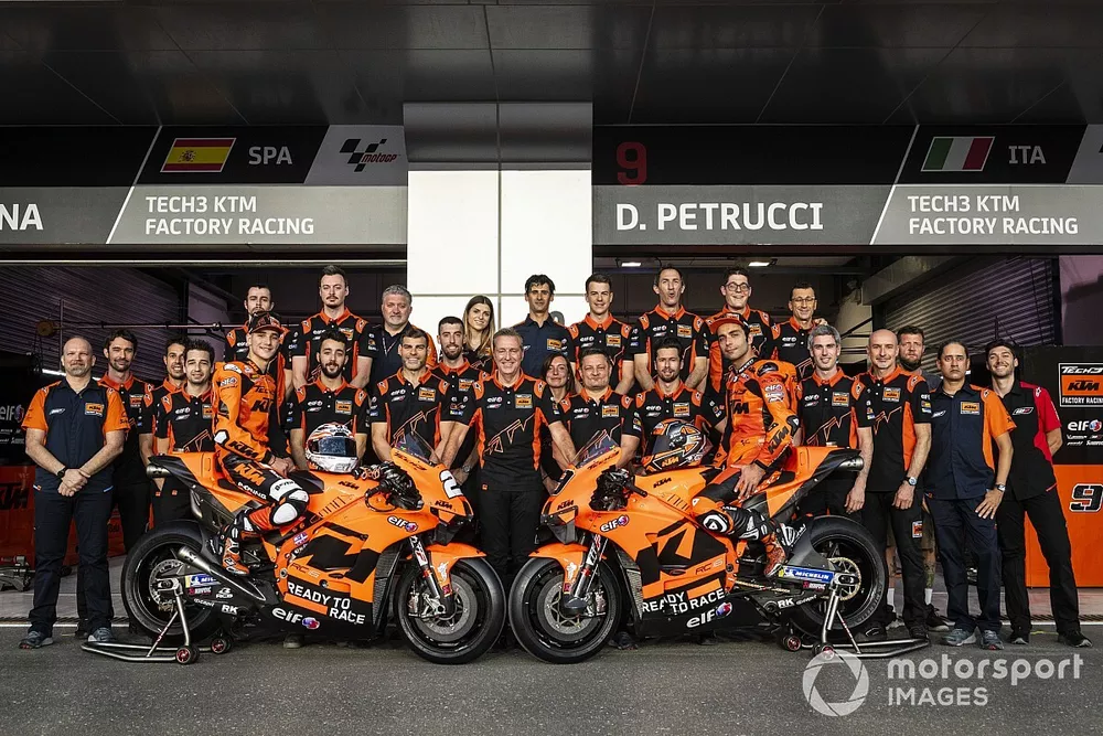 Danilo Petrucci, KTM Tech3, Iker Lecuona, KTM Tech3, et leur &eacute;quipe