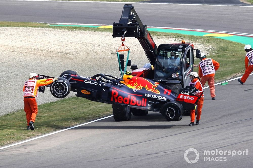 Marshals remove the car of Sergio Perez, Red Bull Racing RB16B