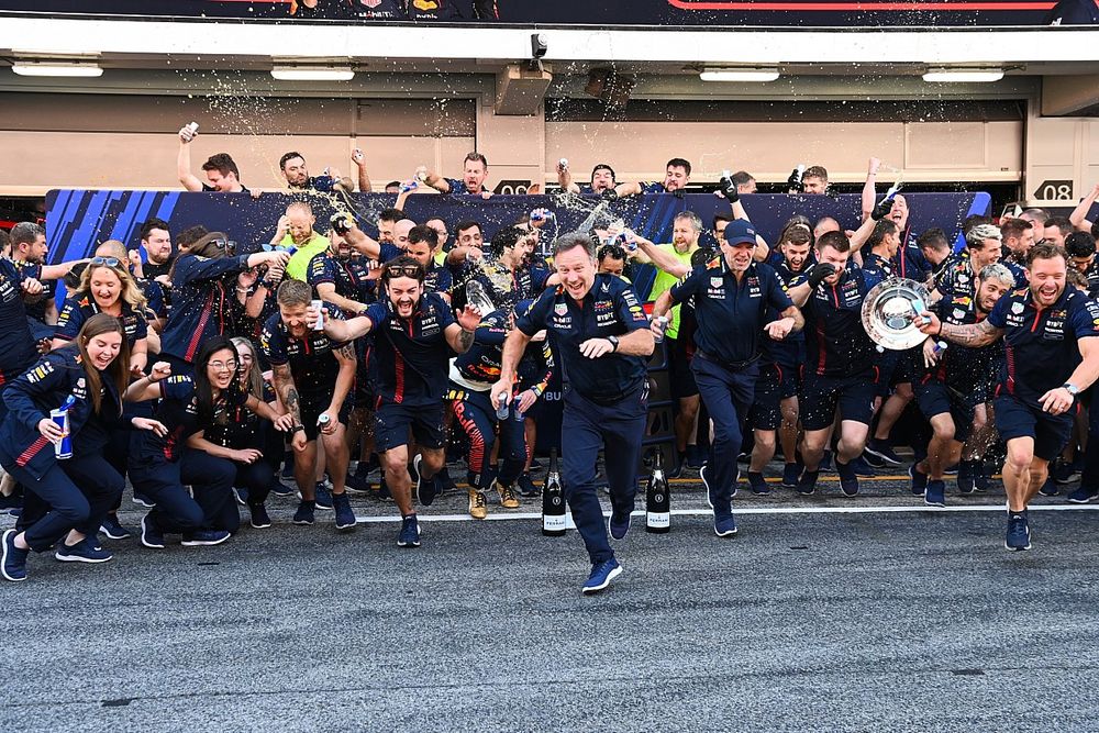Max Verstappen, Red Bull Racing, 1&ordf; posici&oacute;n, Christian Horner, director del equipo, Red Bull Racing, Adrian Newey, director de tecnolog&iacute;a, Red Bull Racing, el equipo Red Bull celebra la victoria.