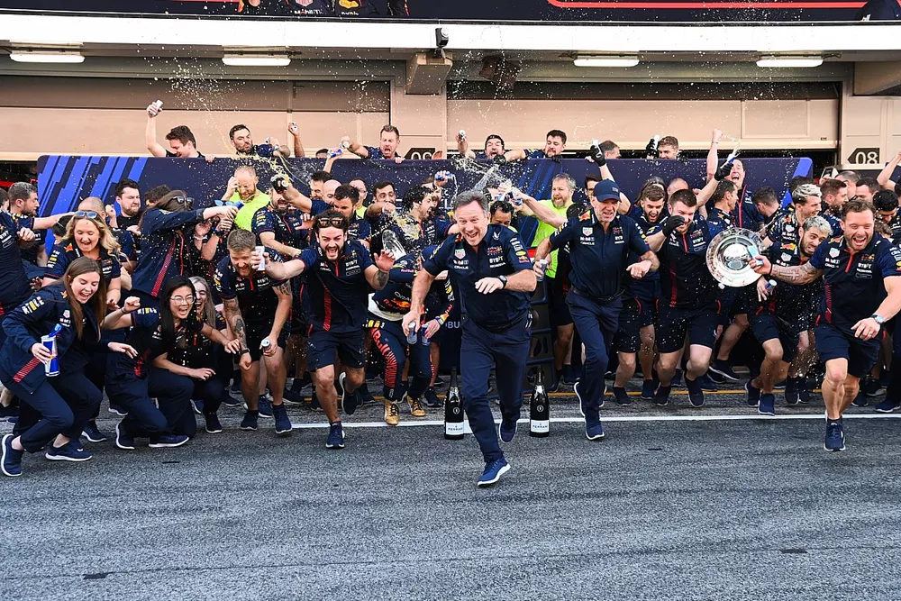 Max Verstappen, Red Bull Racing, 1&ordf; posici&oacute;n, Christian Horner, director del equipo, Red Bull Racing, Adrian Newey, director de tecnolog&iacute;a, Red Bull Racing, el equipo Red Bull celebra la victoria.