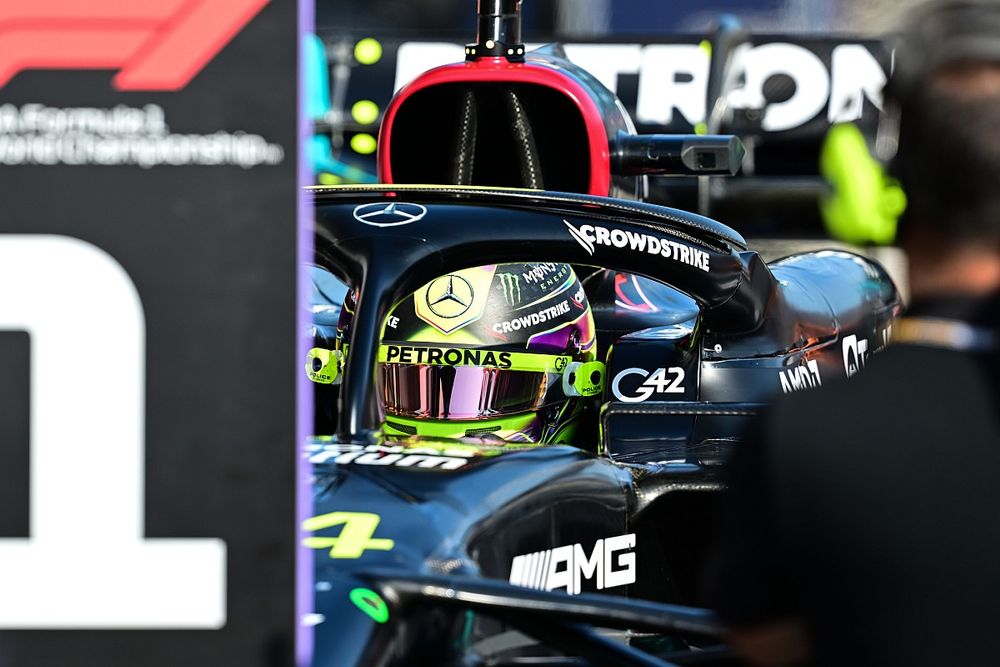 Ganador de la pole Lewis Hamilton, Mercedes-AMG, en Parc Ferme