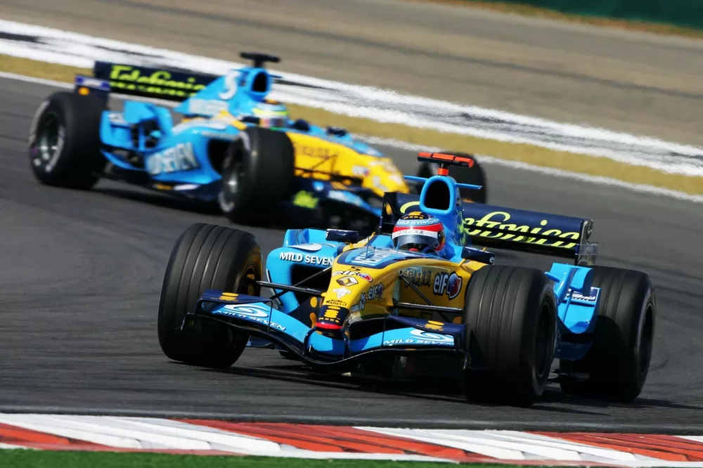 Fernando Alonso devant son co&eacute;quipier Giancarlo Fisichella