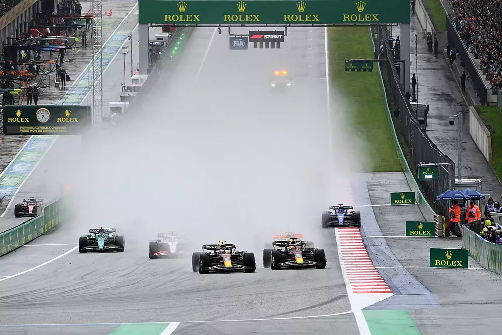 Max Verstappen, Red Bull Racing RB19, Sergio Perez, Red Bull Racing RB19, Nico Hulkenberg, Haas VF-23, Lando Norris, McLaren MCL60, et le reste du peloton au départ