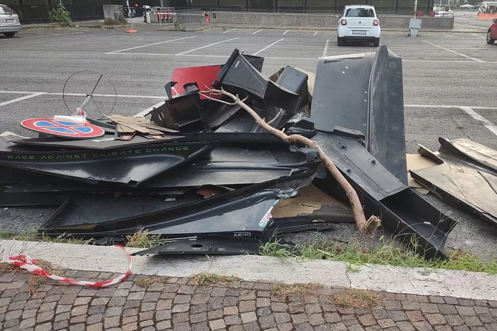 Pezzi delle macchine incidentate durante la gara di Formula E a Roma
