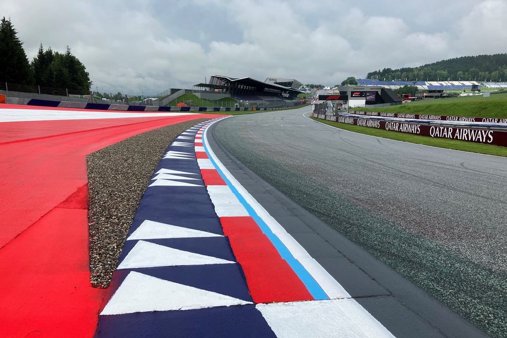 Les graviers ajout&eacute;s sur le circuit du Red Bull Ring