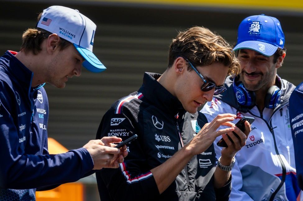 George Russell, Mercedes-AMG F1 Team, Daniel Ricciardo, Visa Cash App RB F1 Team, en el desfile de pilotos 