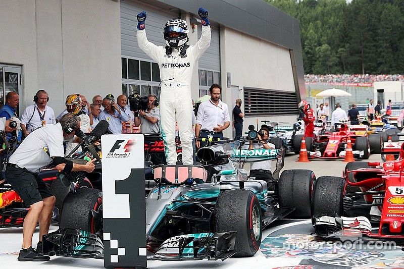 El ganador, Valtteri Bottas, Mercedes AMG F1 celebra en el parc ferme