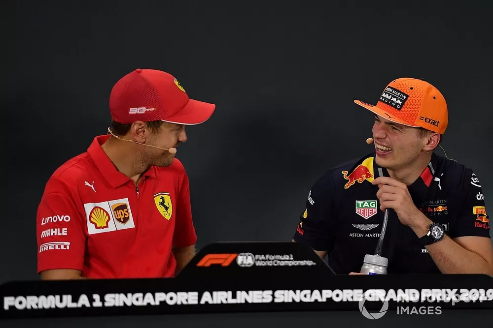 Sebastian Vettel, Ferrari, 1ª posición, habla con Max Verstappen, Red Bull Racing, 3ª posición, en la rueda de prensa