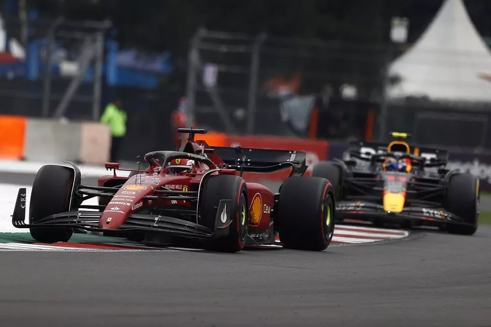Charles Leclerc, Ferrari F1-75, Sergio Perez, Red Bull Racing RB18