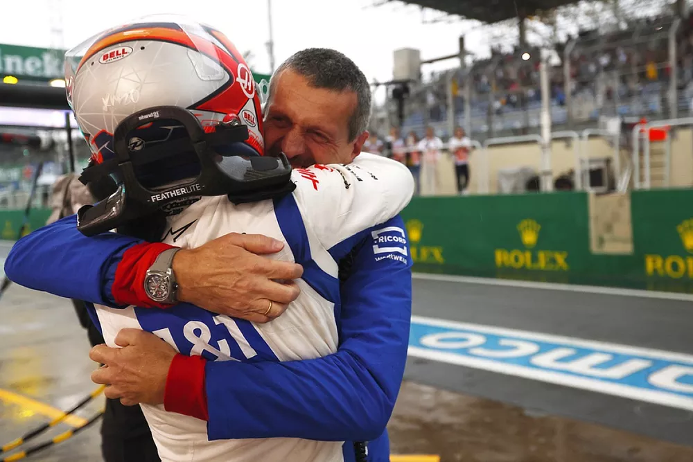 Polesitter Kevin Magnussen, Haas F1 Team, viert feest met Guenther Steiner, Team Principal, Haas F1