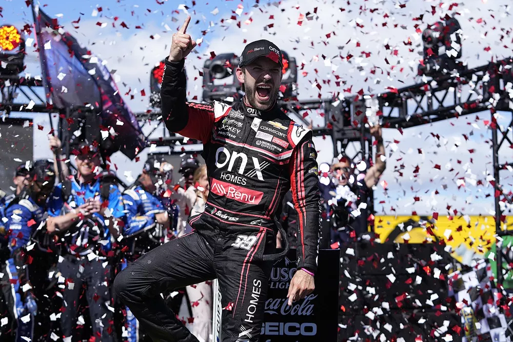 Race winner Daniel Suarez, TrackHouse Racing, Onx Homes / Renu Chevrolet Camaro 