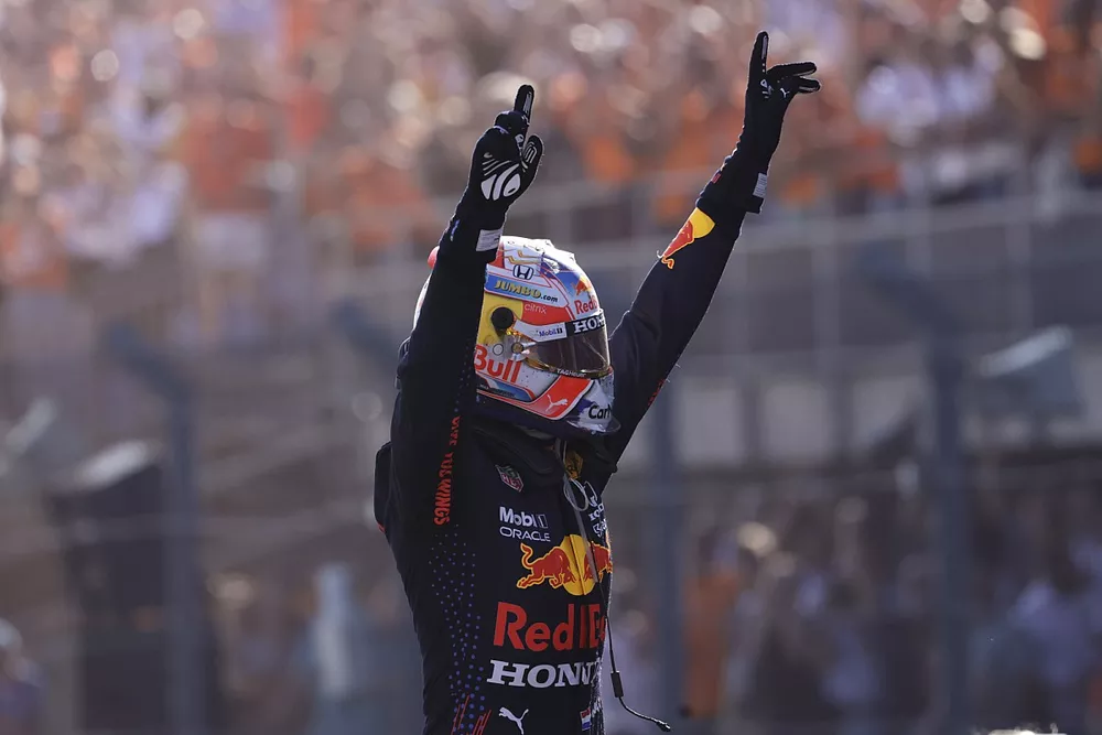 Le vainqueur Max Verstappen, Red Bull Racing, f&ecirc;te en arrivant dans le parc ferm&eacute;