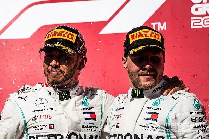 Lewis Hamilton, Mercedes AMG F1, deuxi&egrave;me, et Valtteri Bottas, Mercedes AMG F1, vainqueur, sur le podium