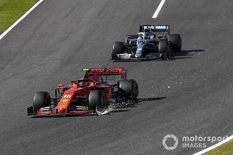 Charles Leclerc, Ferrari SF90, lidera a Lewis Hamilton, Mercedes AMG F1 W10, mientras sigue las chispas de su dañado alerón delantero