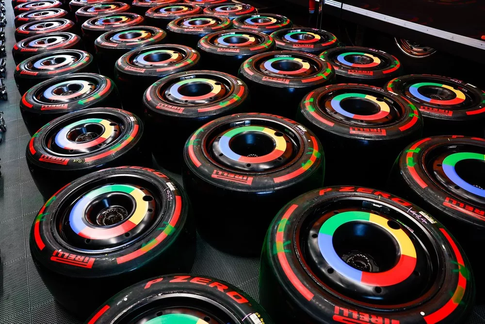 Neum&aacute;ticos Pirelli en el garaje de McLaren