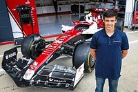 Brasileiro Roberto Faria marca presença nos boxes da Alfa Romeo em Silverstone