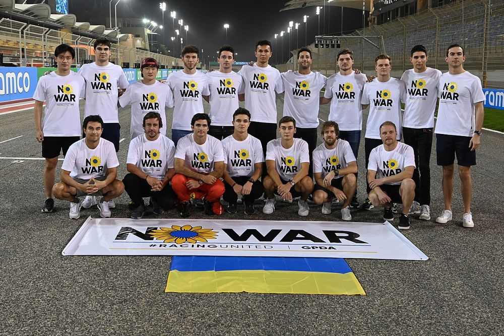 Pilotos de F1 con camisetas de "No a la guerra"