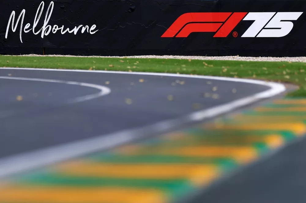 Een detailopname van de F175 en het Melbourne-borden langs de baan